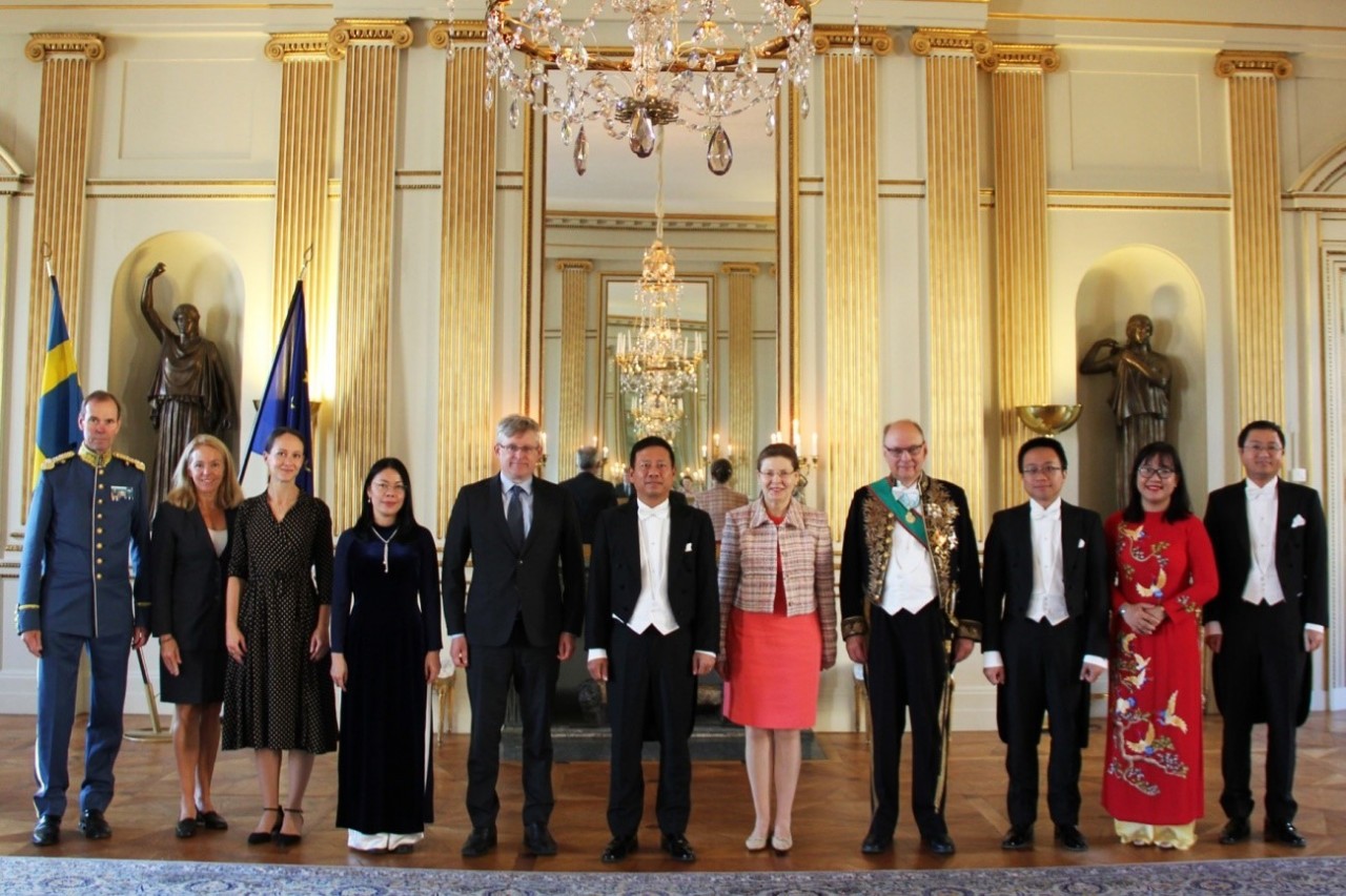 Đại sứ Việt Nam Trần Văn Tuấn trình Thư uỷ nhiệm lên Nhà vua Thụy Điển