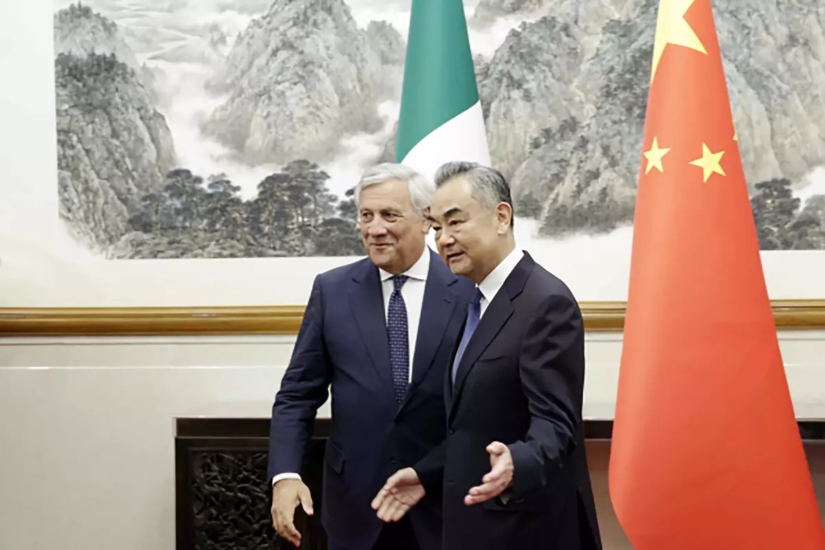 Bộ trưởng Ngoại giao Trung Quốc Vương Nghị (phải) và người đồng cấp Italy Antonio Tajani trong cuộc gặp tại Bắc Kinh, ngày 4/9. (Nguồn: Bộ Ngoại giao Trung Quốc/AP)