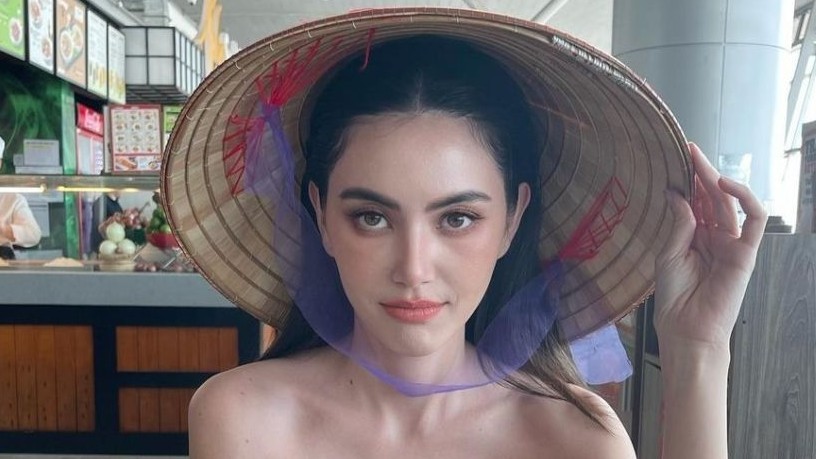 Nữ diễn viên Thái Lan chia sẻ ảnh đội nón lá, thưởng thức món phở tại sân bay Tân Sơn Nhất