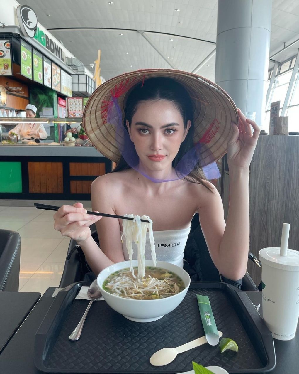 Nữ diễn viên, mỹ nhân Thái Lan chia sẻ ảnh thưởng thức món phở tại sân bay Tân Sơn Nhất
