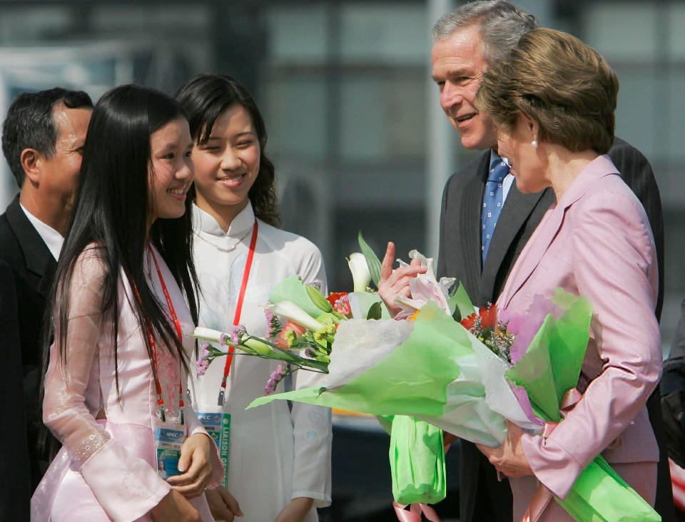 Đoàn Việt Nam tặng hoa cho Tổng thống Hoa Kỳ George W.Bush và Phu nhân ở sân bay Nội Bài, Hà Nội, tháng 11/2006. (Nguồn: AFP)
