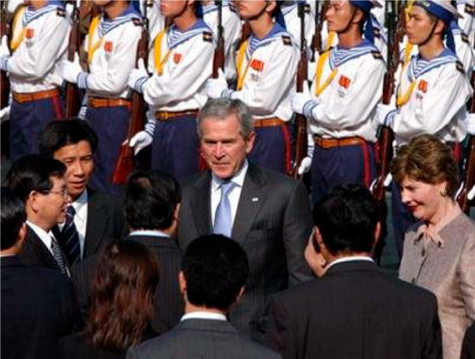 Chủ tịch nước Nguyễn Minh Triết giới thiệu Tổng thống Bush và Phu nhân với đại diện các bộ, ngành tại Phủ Chủ tịch, ngày 17/11/2006. (Ảnh: T.T.D)