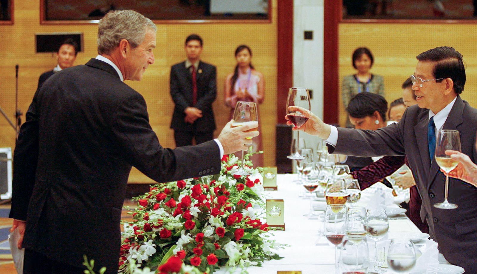 Tổng thống Hoa Kỳ George W. Bush nâng ly chúc mừng Chủ tịch nước Việt Nam Nguyễn Minh Triết (phải) trong bữa tiệc chiêu đãi cấp nhà nước ngày 17 tháng 11 năm 2006 tại Trung tâm Hội nghị Quốc tế ở Hà Nội.