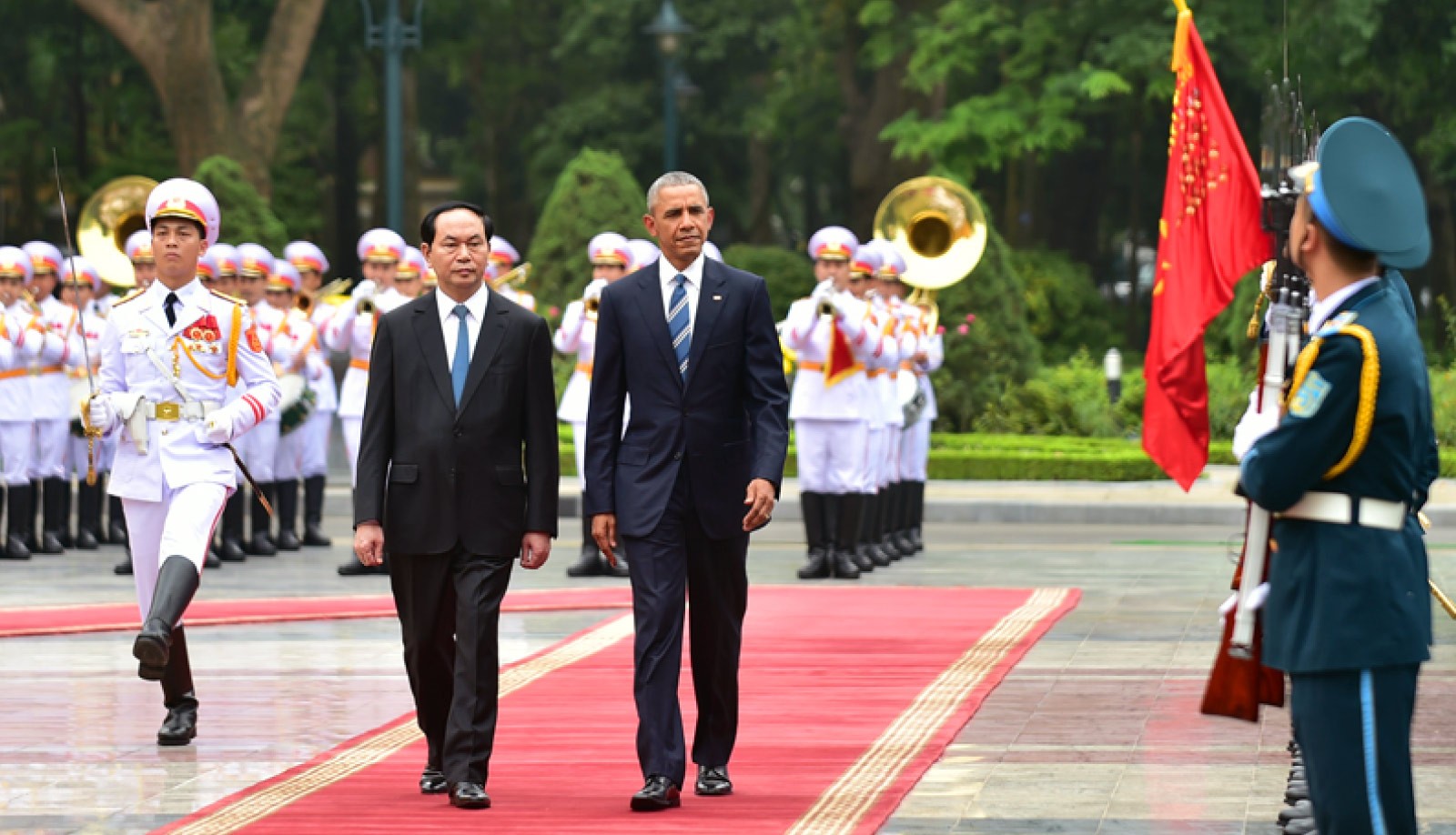 Chủ tịch nước Trần Đại Quang và Tổng thống Barack Obama duyệt đội danh dự Quân đội nhân dân Việt Nam, ngày 23/5/2016. (Nguồn: VGP)