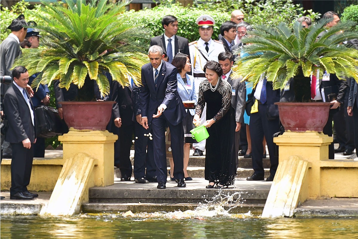 Chủ tịch Quốc hội Nguyễn Thị Kim Ngân và Tổng thống Barack Obama thăm ao cá của Hồ Chủ tịch, tháng 5/2026. (Nguồn: VGP)