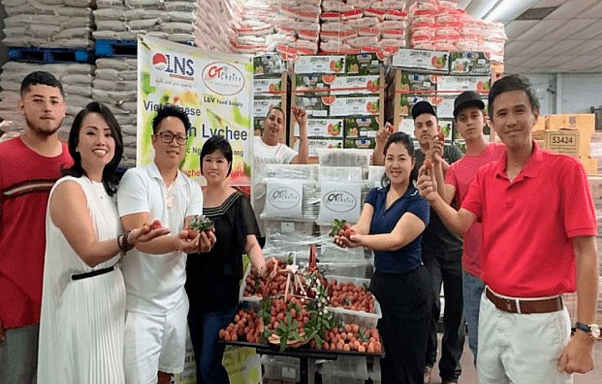 Các công ty LNS International Corporation (nhà nhập khẩu) và L&V Food Supply (nhà phân phối) hợp tác đưa trái vải tươi Việt Nam tới TP. Houston, Hoa Kỳ, tháng 6/2023. (Nguồn: CT)