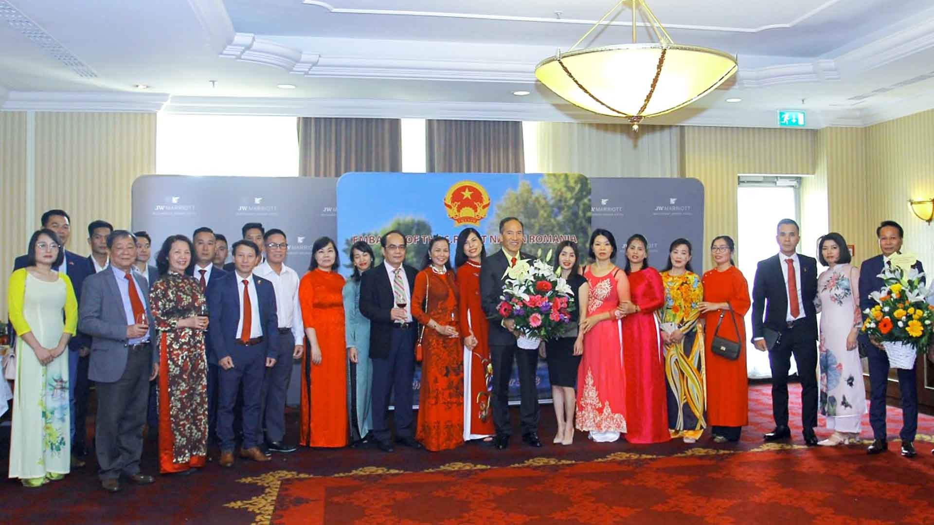 Đại biểu cộng đồng người Việt Nam tại Romania chúc mừng Đại sứ quán