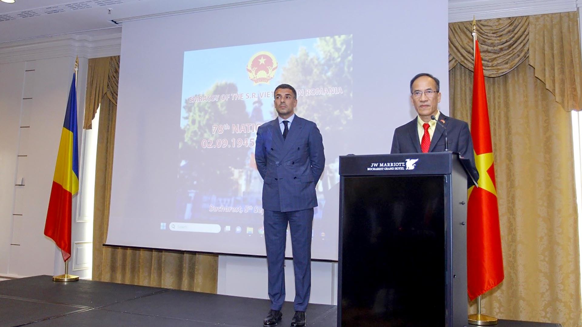 Đại sứ Đỗ Đức Thành và Khách mời Danh dự phát biểu.