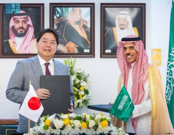 Ngoại trưởng Saudi Arabia, Hoàng tử Faisal bin Farhan bin Abdullah và người đồng cấp Nhật Bản Hayashi Yoshimasa ký MoU về đối thoại chiến lược tại thủ đô Riyadh ngày 7/9.