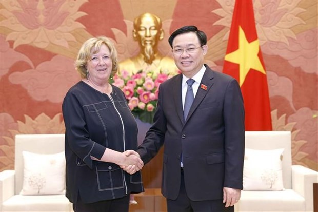 NA Chairman Vuong Dinh Hue welcomes French legislators