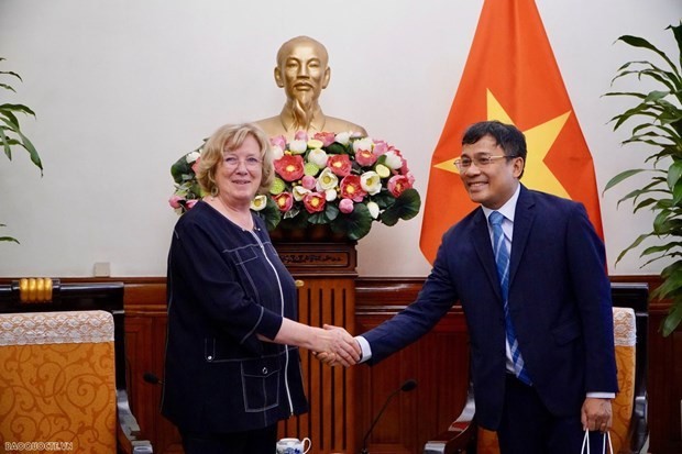 Deputy FM Nguyen Minh Vu receives delegation of French parliamentarians