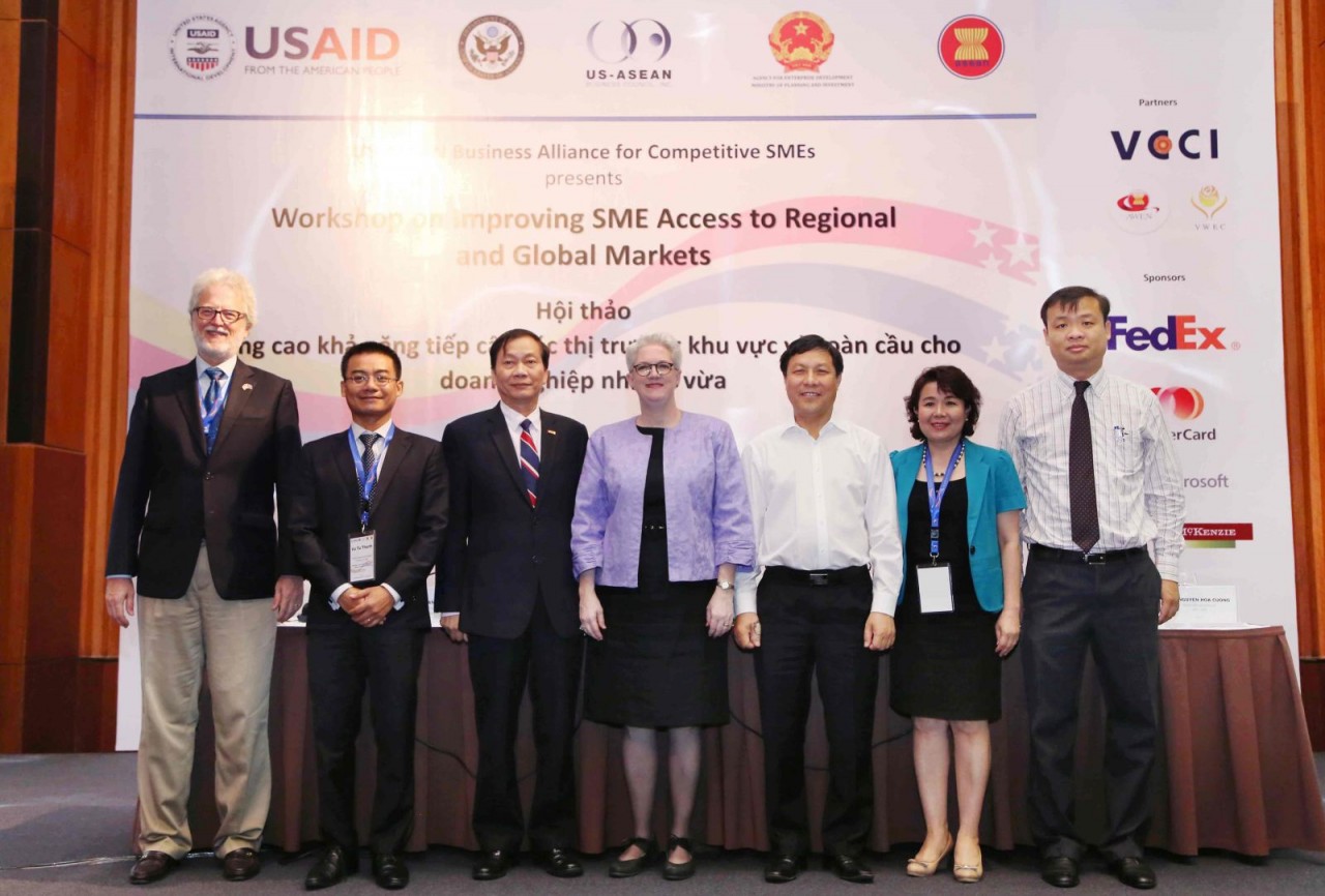 (09.08) Cựu phó Đại sứ Hoa Kỳ tại Việt Nam Susan Sutton tại Hội thảo Nâng cao khả năng tiếp cận các thị trường khu vực và toàn cầu cho doanh nghiệp nhỏ và vừa tháng 7/2015. (Nguồn: Bộ Kế hoạch & Đầu tư)