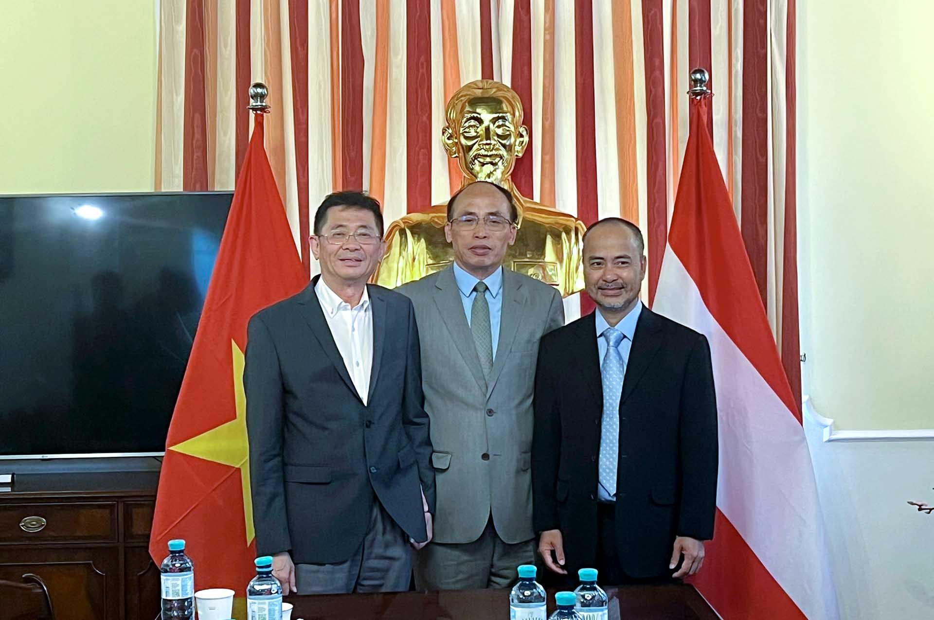Từ trái sang: Đại sứ Nguyễn Tuấn, Đại sứ Thammavong và Đại sứ Nguyễn Trung Kiên.