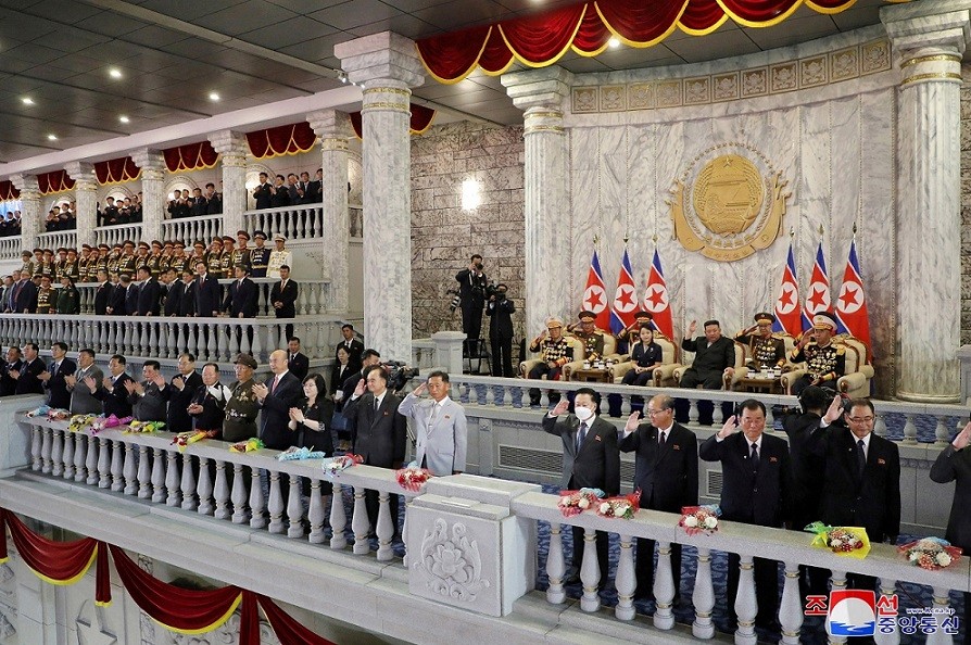 Nhà lãnh đạo Triều Tiên Kim Jong-un tham dự cuộc duyệt binh kỷ niệm 75 năm thành lập nước tại Bình Nhưỡng ngày 8/9 (Ảnh: Reuters).