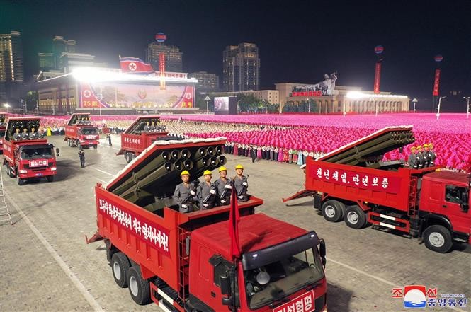 Hình ảnh Lễ duyệt binh trong đêm của lực lượng bán quân sự Triều Tiên