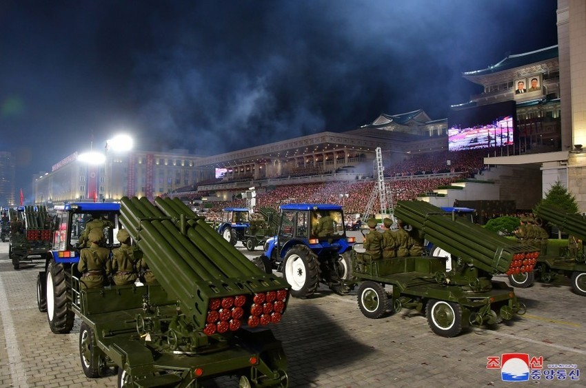Hình ảnh Lễ duyệt binh trong đêm của lực lượng bán quân sự Triều Tiên kỷ niệm 75 năm ngày Quốc khánh