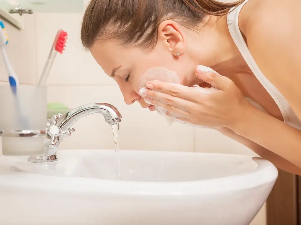 Bạn chỉ nên rửa mặt 2 lần, sáng và tối trong ngày. (Nguồn: Shutterstock)