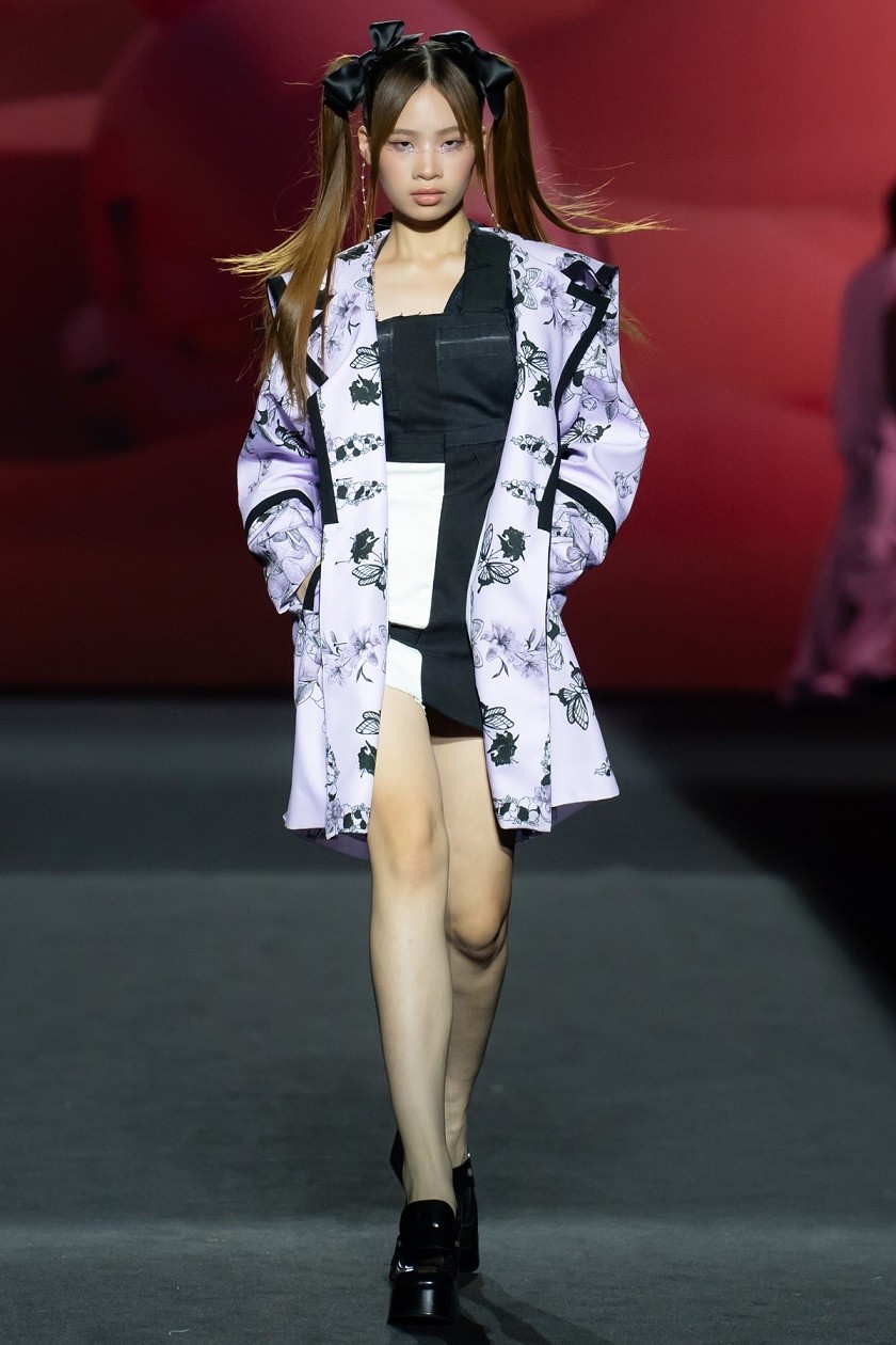 Tham dự Seoul Fashion Week cùng Hoa hậu Thanh Thủy còn có Bảo Hà. Mẫu 14 tuổi được nhà thiết kế giao mặc 2 trang phục. Trước giờ diễn, cô nói cảm thấy rất hồi hộp nhưng sẽ cố gắng trình diễn tốt.