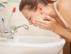 5 cách rửa mặt cần tránh và gợi ý những phương pháp cải thiện