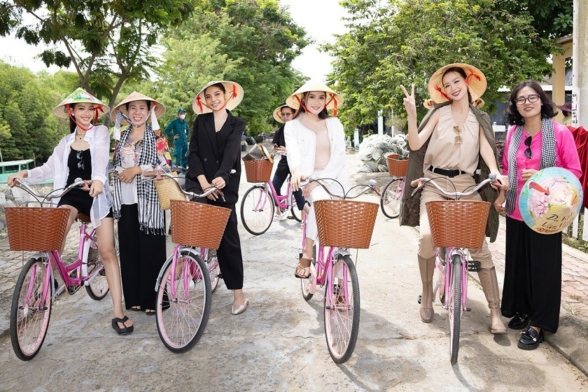 Các Hoa hậu trải nghiệm đạp xe trên những con đường hẹp ở xã đảo duy nhất của TP. Hồ Chí Minh. 