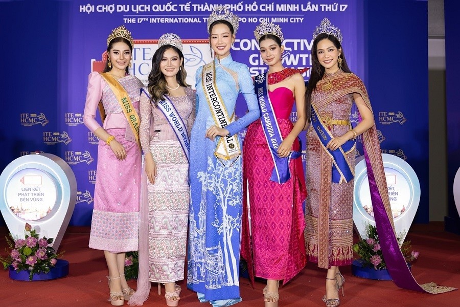 Hoa hậu Bảo Ngọc chọn áo dài dự sự kiện du lịch quốc tế