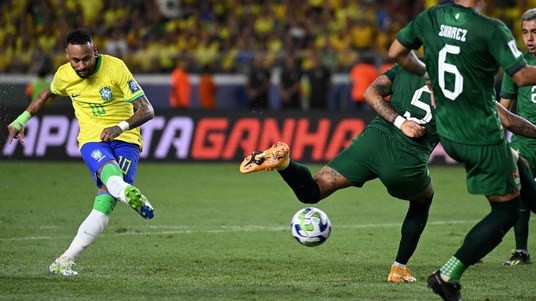 Trở thành cầu thủ ghi bàn nhiều nhất cho đội tuyển Brazil, Neymar nhận mưa lời khen từ người hâm mộ