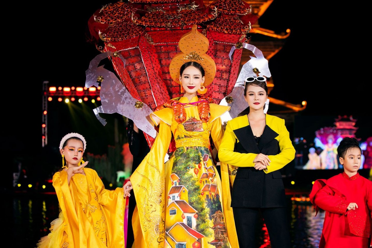 Hoa hậu Đỗ Thị Hà, Lê Hoàng Phương... đọ dáng tại sự kiện thời trang