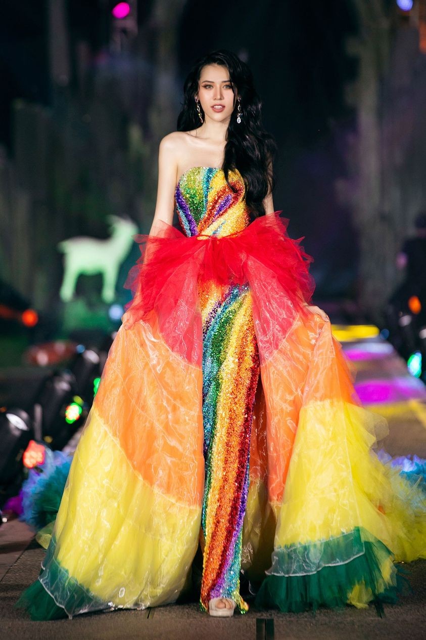 Hoa hậu Đỗ Thị Hà, Lê Hoàng Phương... đọ dáng tại sự kiện thời trang