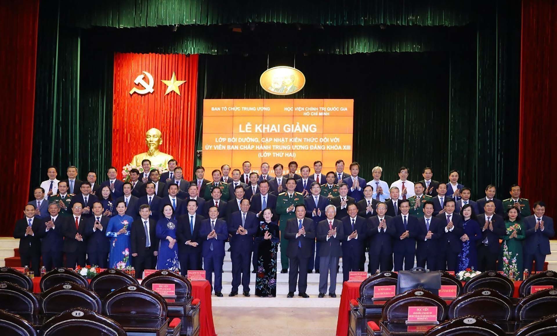 Đồng chí Trương Thị Mai cùng đại biểu và các học viên chụp ảnh chung. (Nguồn: TTXVN)
