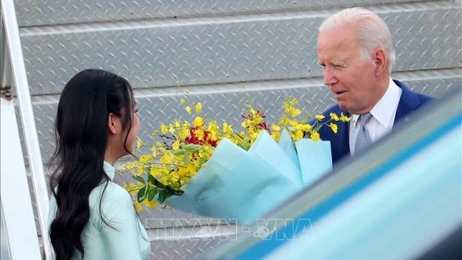 Chân dung nữ sinh tặng hoa cho Tổng thống Mỹ Joe Biden