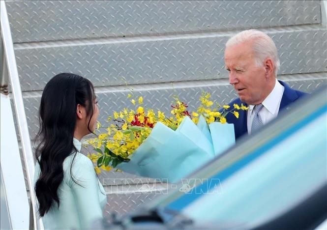 Nữ sinh tặng hoa cho Tổng thống Mỹ Joe Biden là ai?