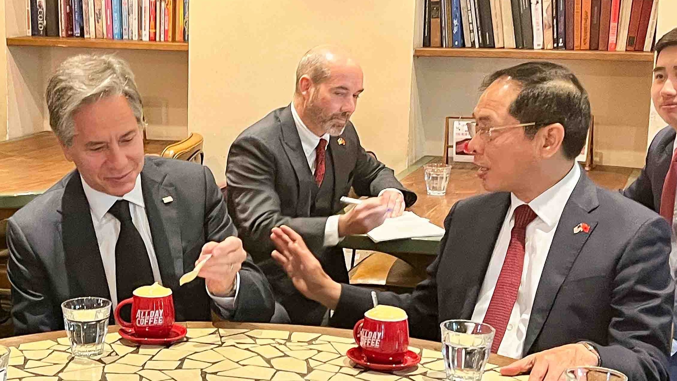 Bộ trưởng Ngoại giao Bùi Thanh Sơn và Ngoại trưởng Hoa Kỳ Antony Blinken thưởng thức cà phê ở phố cổ Hà Nội
