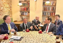 Bộ trưởng Ngoại giao Bùi Thanh Sơn và Ngoại trưởng Hoa Kỳ Antony Blinken thưởng thức cà phê ở phố cổ Hà Nội
