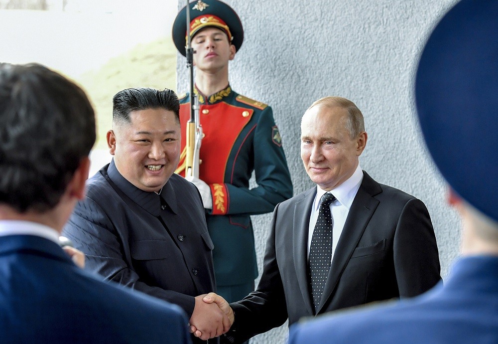 (09.11) Tổng thống Nga Vladimir Putin và Chủ tịch Triều Tiên Kim Jong Un trong cuộc gặp tại Vladivostok ngày 19/4/2019. (Nguồn: AP)