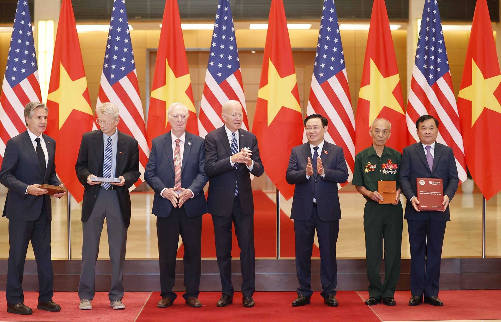 Chủ tịch Quốc hội Vương Đình Huệ và Tổng thống Hoa Kỳ Joe Biden chứng kiến lễ trao kỷ vật, nhật ký chiến tranh. (Nguồn: TTXVN)