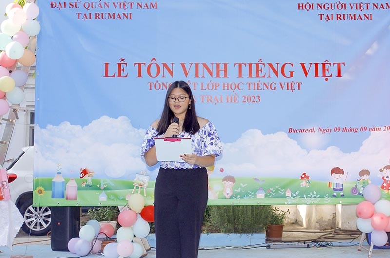 Cháu Anh Thư phát biểu cảm nghĩ về Trại hè Việt Nam 2023.