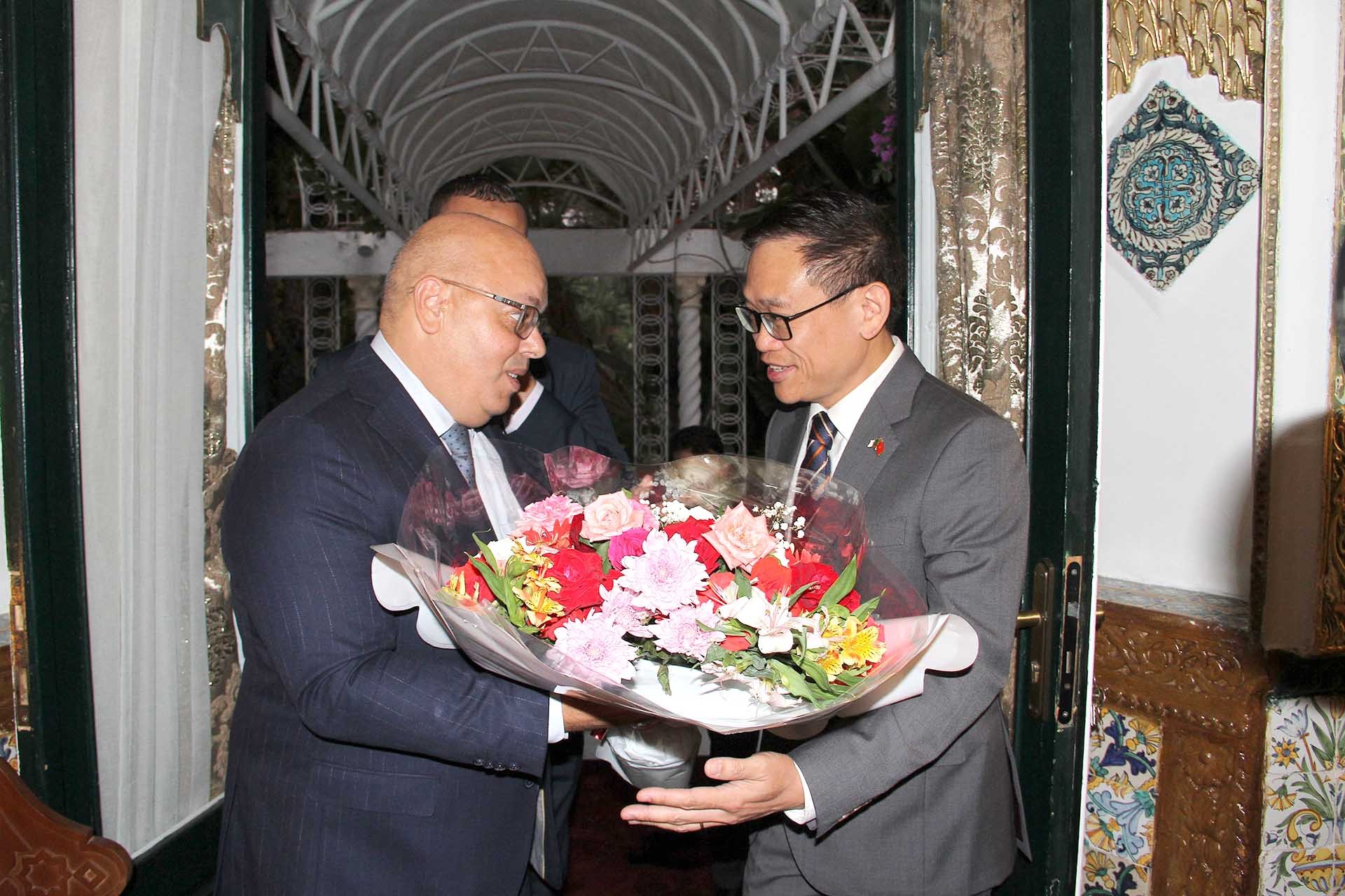 Bộ trưởng Bộ Cựu chiến binh và Người có công Algeria tặng hoa cho Đại sứ Việt Nam.