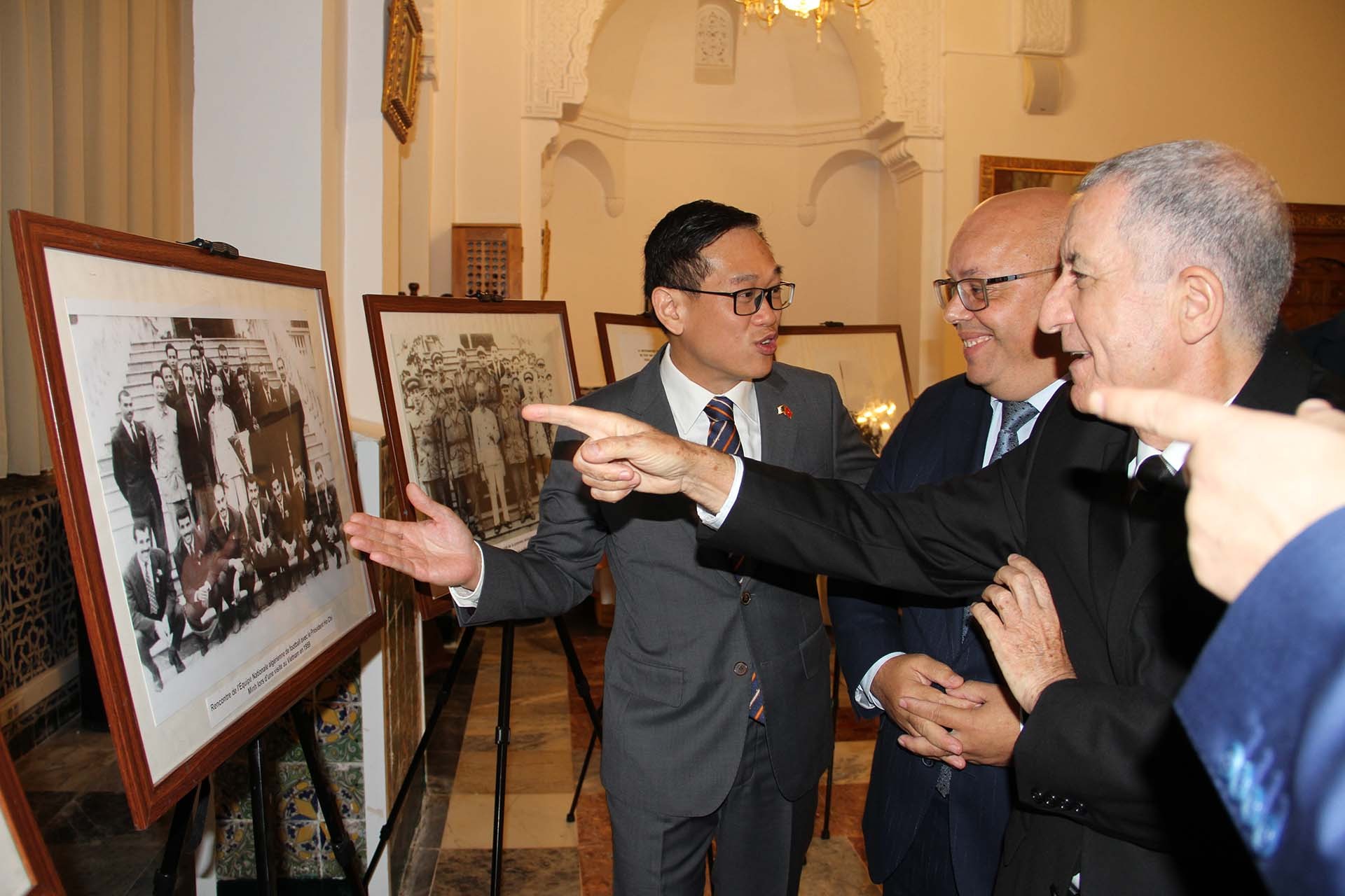 Đại sứ Trần Quốc Khánh giới thiệu về triển lãm ảnh về quan hệ Việt Nam-Algeria.