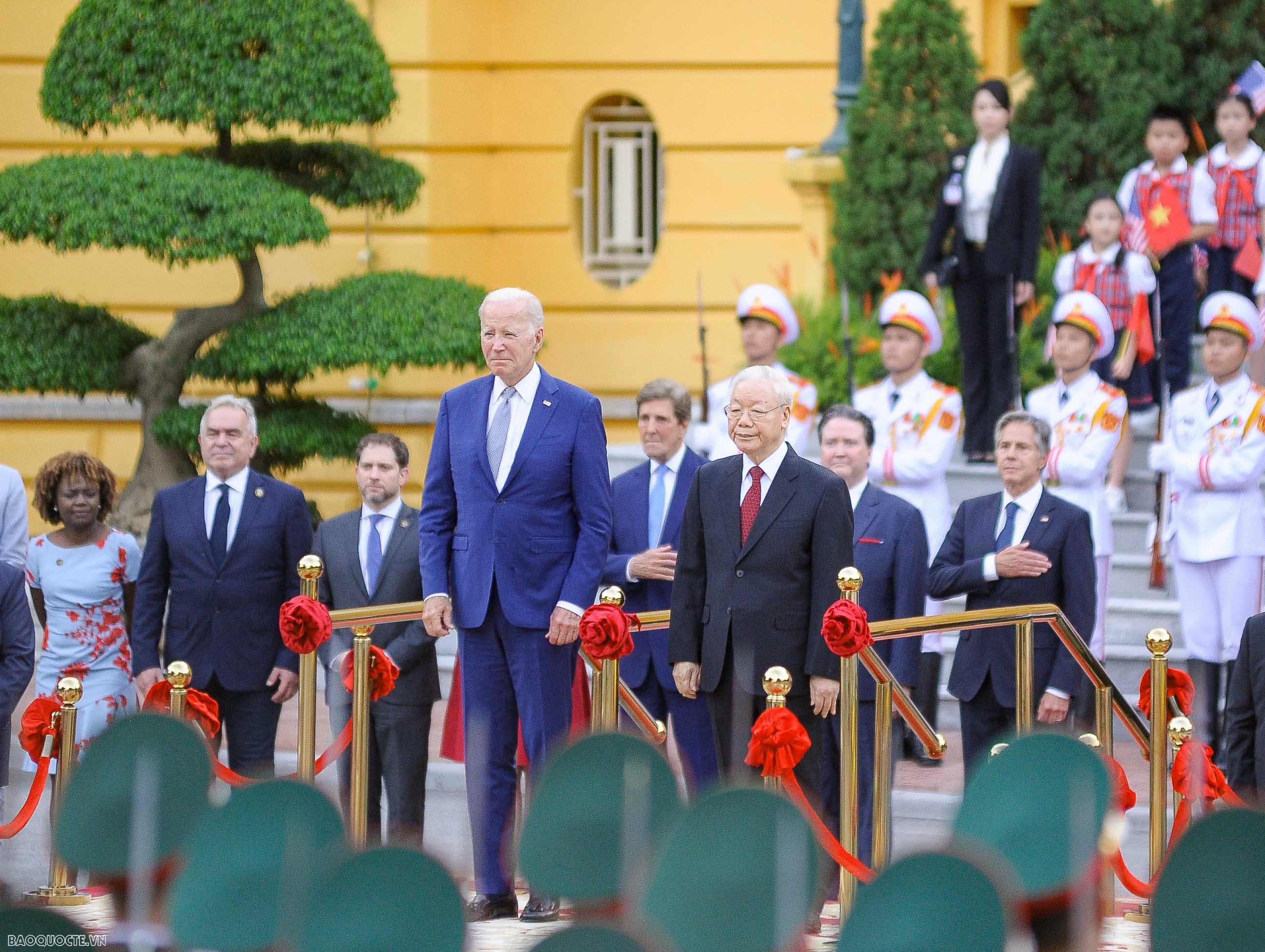 Ngay sau khi đến Hà Nội, Tổng thống Hoa Kỳ Joe Biden đã dự lễ đón chính thức do Tổng Bí thư Nguyễn Phú Trọng chủ trì, tại Phủ Chủ tịch.