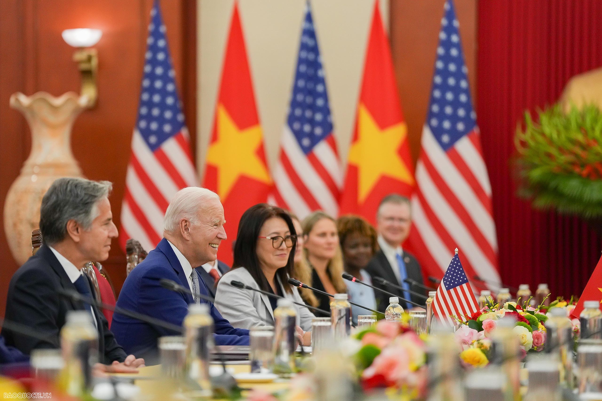 Cuộc hội đàm đã diễn ra trong không khí hữu nghị, bình đẳng, hiểu biết, tôn trọng lẫn nhau, trao đổi sâu rộng, toàn diện và đạt kết quả tốt đẹp. Những kết quả quan trọng của cuộc hội đàm và chuyến thăm của Ngài Tổng thống Joe Biden sẽ đóng góp tích cực vào sự phát triển của quan hệ hai nước trong giai đoạn mới vì lợi ích của nhân dân hai nước, vì hòa bình, ổn định và phát triển bền vững. Cuộc hội đàm đã diễn ra trong không khí hữu nghị, bình đẳng, hiểu biết, tôn trọng lẫn nhau, trao đổi sâu rộng, toàn diện và đạt kết quả tốt đẹp. Những kết quả quan trọng của cuộc hội đàm và chuyến thăm của Ngài Tổng thống Joe Biden sẽ đóng góp tích cực vào sự phát triển của quan hệ hai nước trong giai đoạn mới vì lợi ích của nhân dân hai nước, vì hòa bình, ổn định và phát triển bền vững.