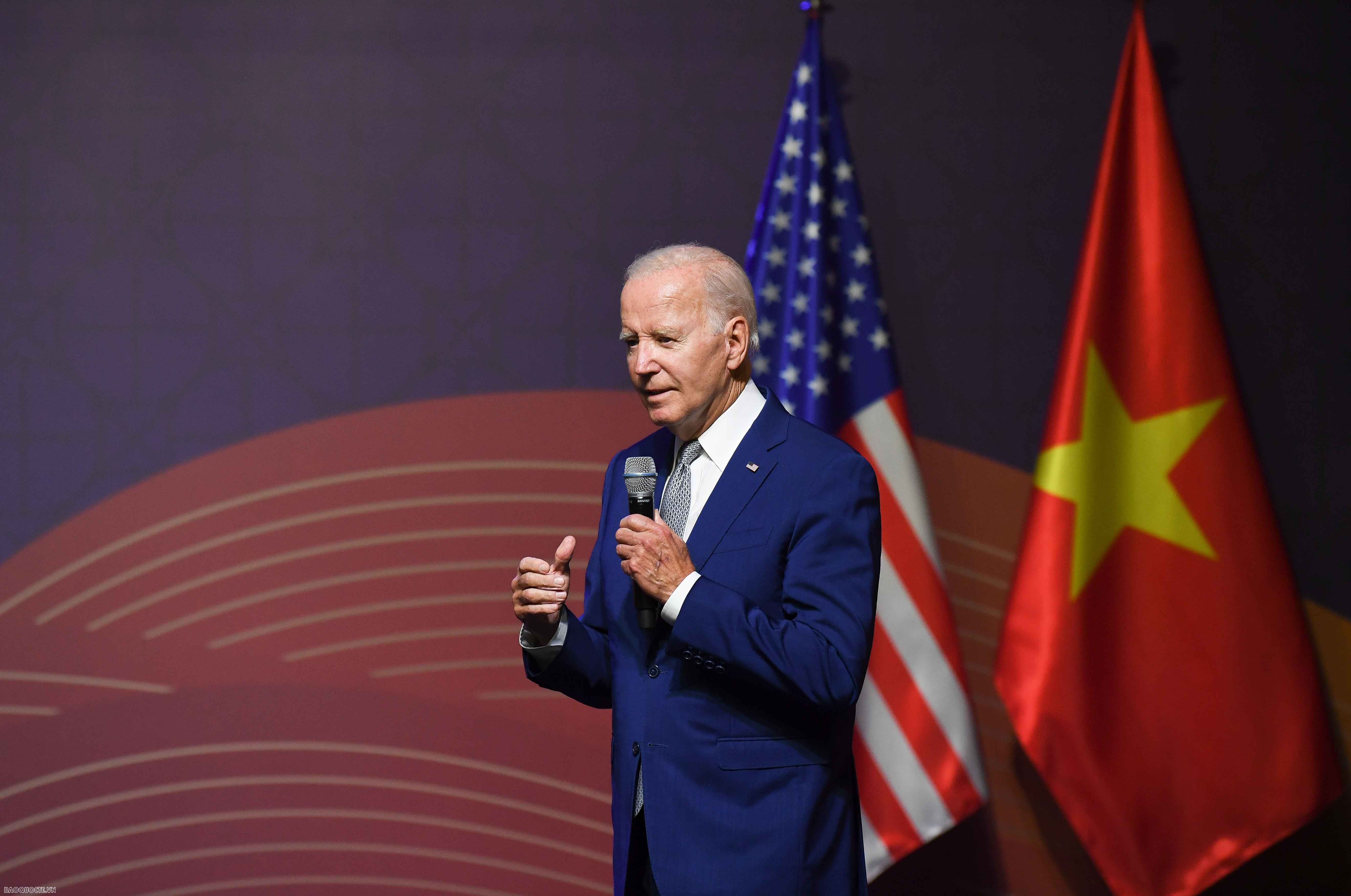 Tối cùng ngày, tại khách sạn JW Marriott Hà Nội, Tổng thống Hoa Kỳ Joe Biden cũng đã có cuộc gặp gỡ với báo chí Việt Nam và quốc tế. Tối cùng ngày, tại khách sạn JW Marriott Hà Nội, Tổng thống Hoa Kỳ Joe Biden cũng đã có cuộc gặp gỡ với báo chí Việt Nam và quốc tế.