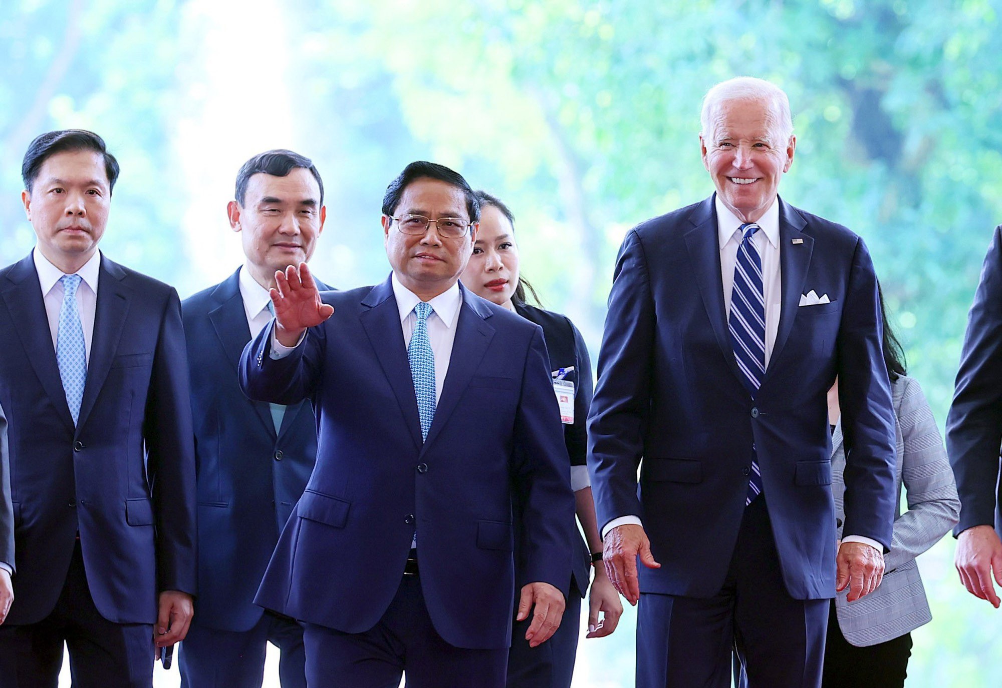 Thủ tướng cho rằng, cần coi hợp tác kinh tế - thương mại - đầu tư là “động cơ vĩnh cửu” của quan hệ song phương, đề nghị phía Hoa Kỳ sớm công nhận Quy chế kinh tế thị trường của Việt Nam, cũng như nâng cấp Hiệp định khung về thương mại và đầu tư, tiếp tục khuyến khích các doanh nghiệp công nghệ cao của Hoa Kỳ làm ăn kinh doanh tại Việt Nam; tạo đột phá trong hợp tác khoa học công nghệ, đổi mới sáng tạo, giáo dục – đào tạo; đồng thời thúc đẩy mạnh mẽ hơn nữa hợp tác trong chống biến đổi khí hậu, tăng trưởng xanh, phát triển năng lượng tái tạo. Thủ tướng cho rằng, cần coi hợp tác kinh tế - thương mại - đầu tư là “động cơ vĩnh cửu” của quan hệ song phương, đề nghị phía Hoa Kỳ sớm công nhận Quy chế kinh tế thị trường của Việt Nam, cũng như nâng cấp Hiệp định khung về thương mại và đầu tư, tiếp tục khuyến khích các doanh nghiệp công nghệ cao của Hoa Kỳ làm ăn kinh doanh tại Việt Nam; tạo đột phá trong hợp tác khoa học công nghệ, đổi mới sáng tạo, giáo dục – đào tạo; đồng thời thúc đẩy mạnh mẽ hơn nữa hợp tác trong chống biến đổi khí hậu, tăng trưởng xanh, phát triển năng lượng tái tạo.