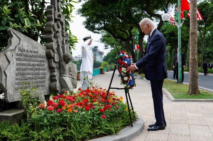 Trước khi ra sân bay, Tổng thống Joe Biden đến đặt vòng hoa tại bia tưởng niệm cố Thượng Nghị sĩ John McCain - người có đóng góp cho bình thường hóa mối quan hệ giữa hai nước Việt Nam – Hoa Kỳ trên đường Thanh Niên, quận Tây Hồ, Hà Nội.