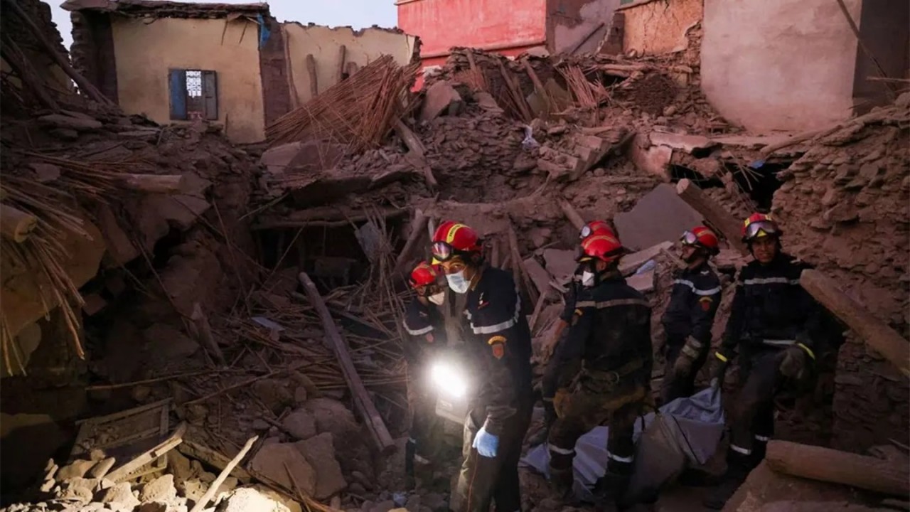 (09.12) Các nhân viên cứu hộ tìm kiếm người bị nạn tại Amizmiz, Morocco. (Nguồn: Reuters)