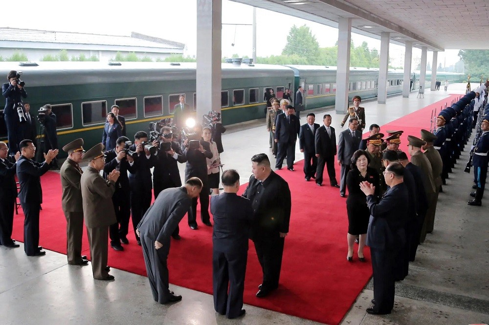 (09.12) Chủ tịch Triều Tiên Kim Jong Un và các quan chức trước khi lên đường tới Nga ngày 12/9. (Nguồn: KCNA)