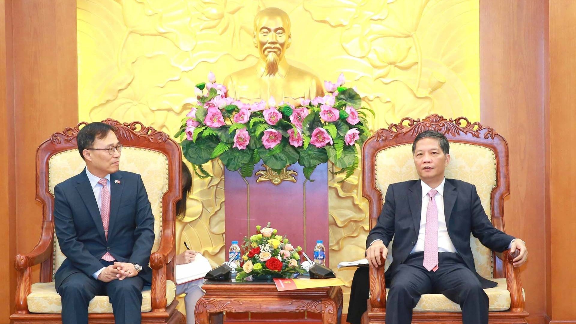 Trưởng ban Kinh tế Trung ương tiếp Đại sứ Hàn Quốc tại Việt Nam