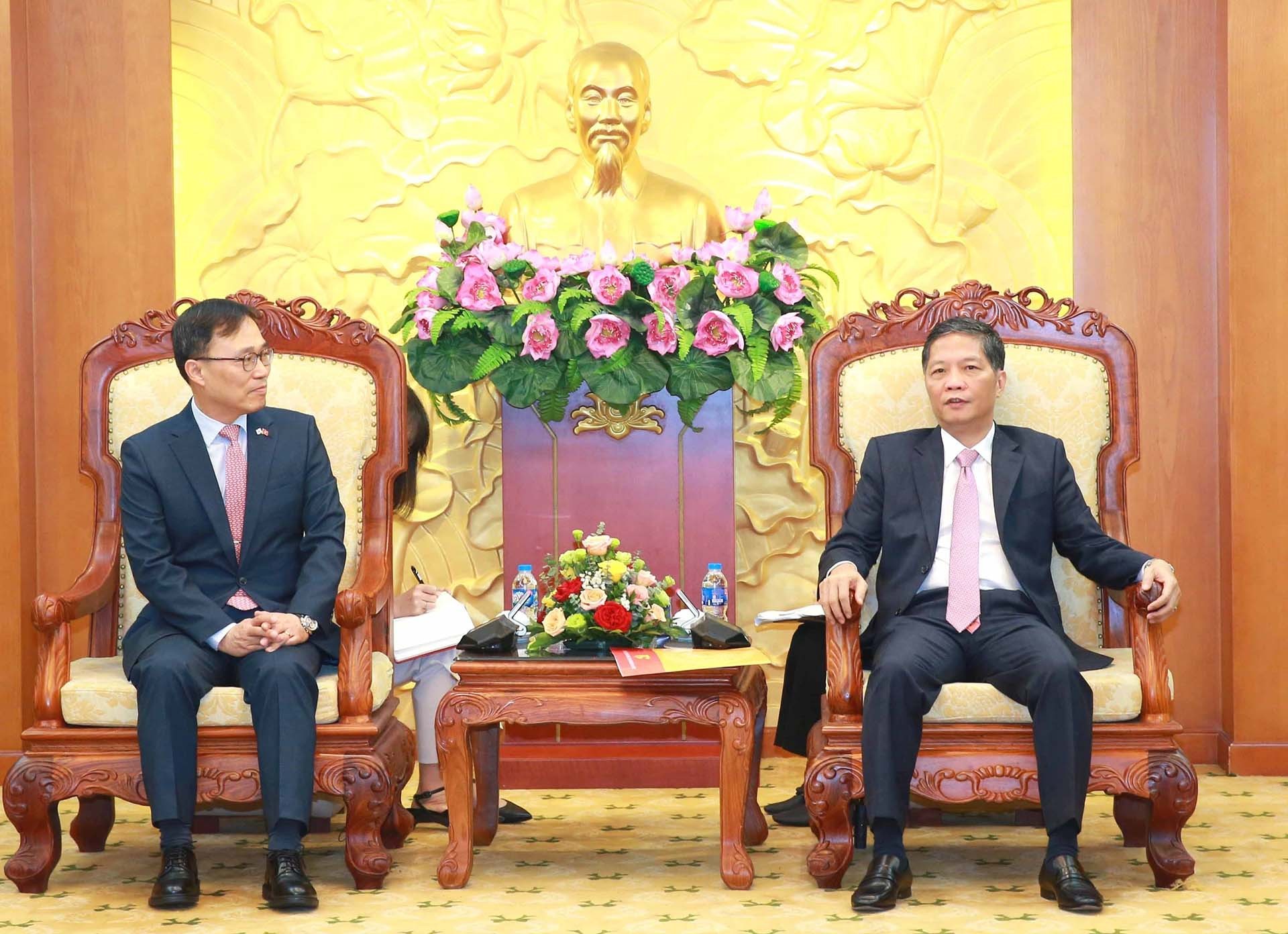 Trưởng ban Kinh tế Trung ương Trần Tuấn Anh tiếp Đại sứ Hàn Quốc tại Việt Nam Choi Youngsam. (Nguồn: TTXVN)