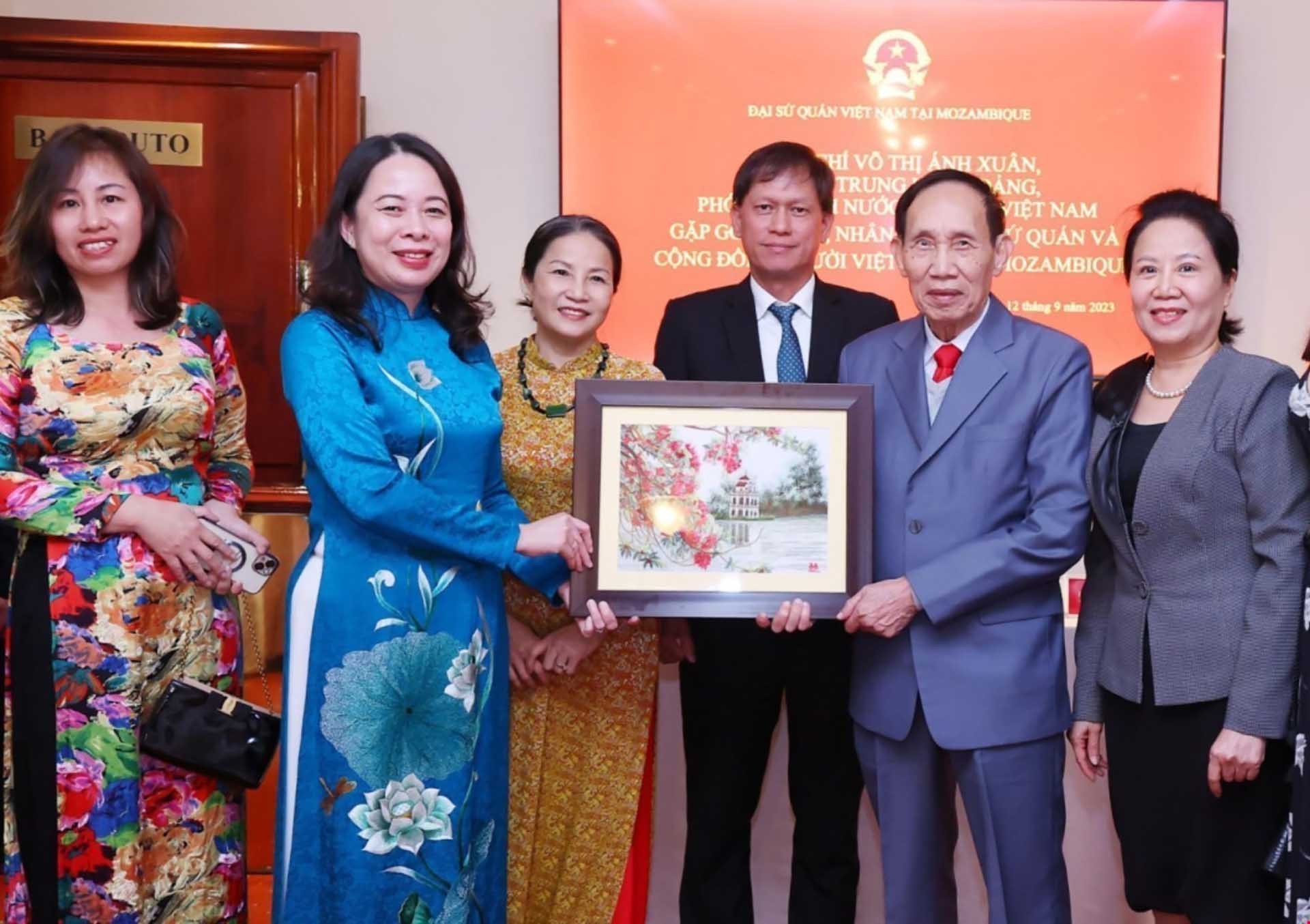 Phó Chủ tịch nước Võ Thị Ánh Xuân tặng quà cộng đồng người Việt Nam tại Mozambique. (Nguồn: TTXVN)