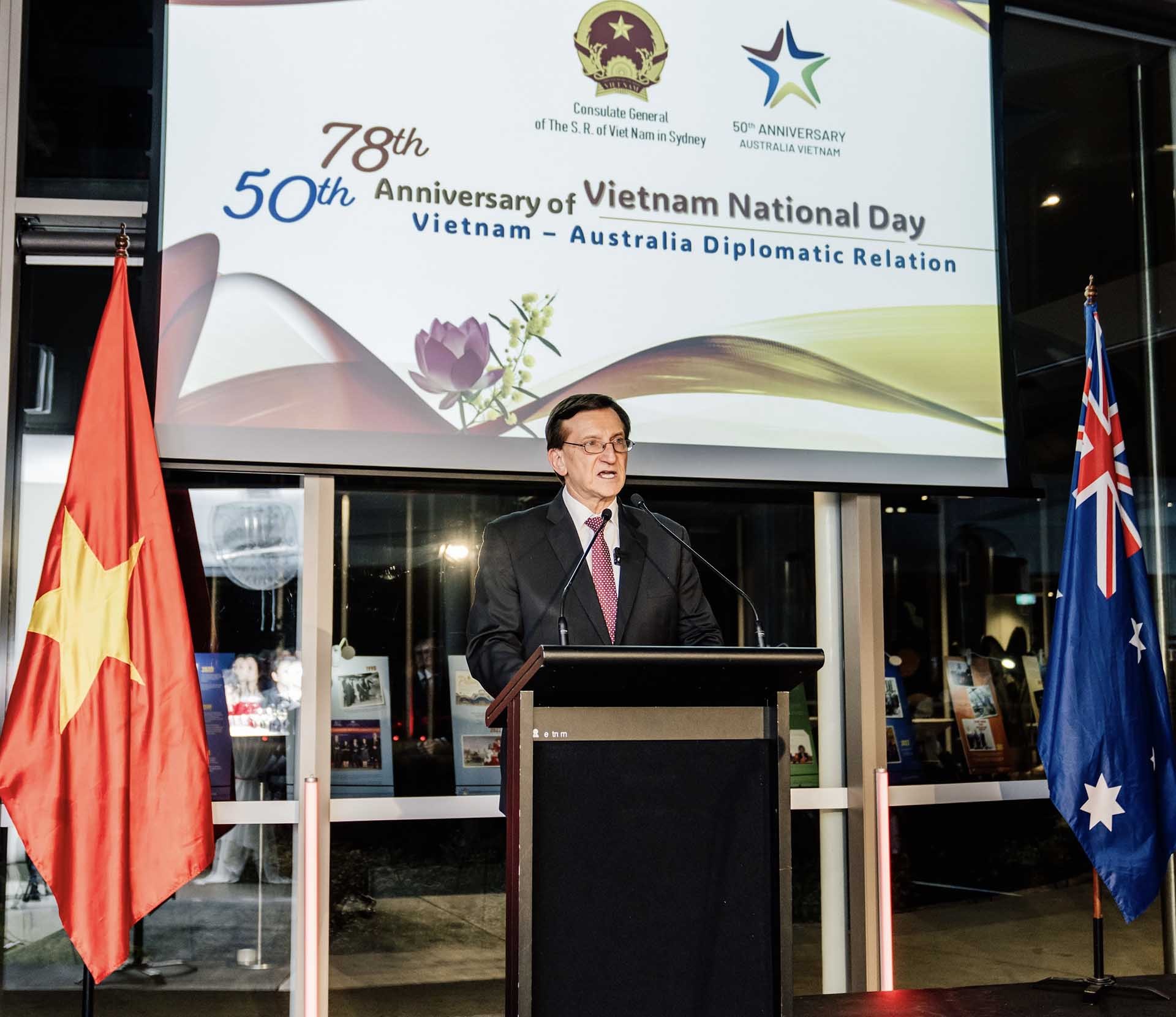 Ông Ron Hoenig, Bộ trưởng phụ trách Chính quyền địa phương tiểu bang New South Wales, phát biểu tại buổi lễ.