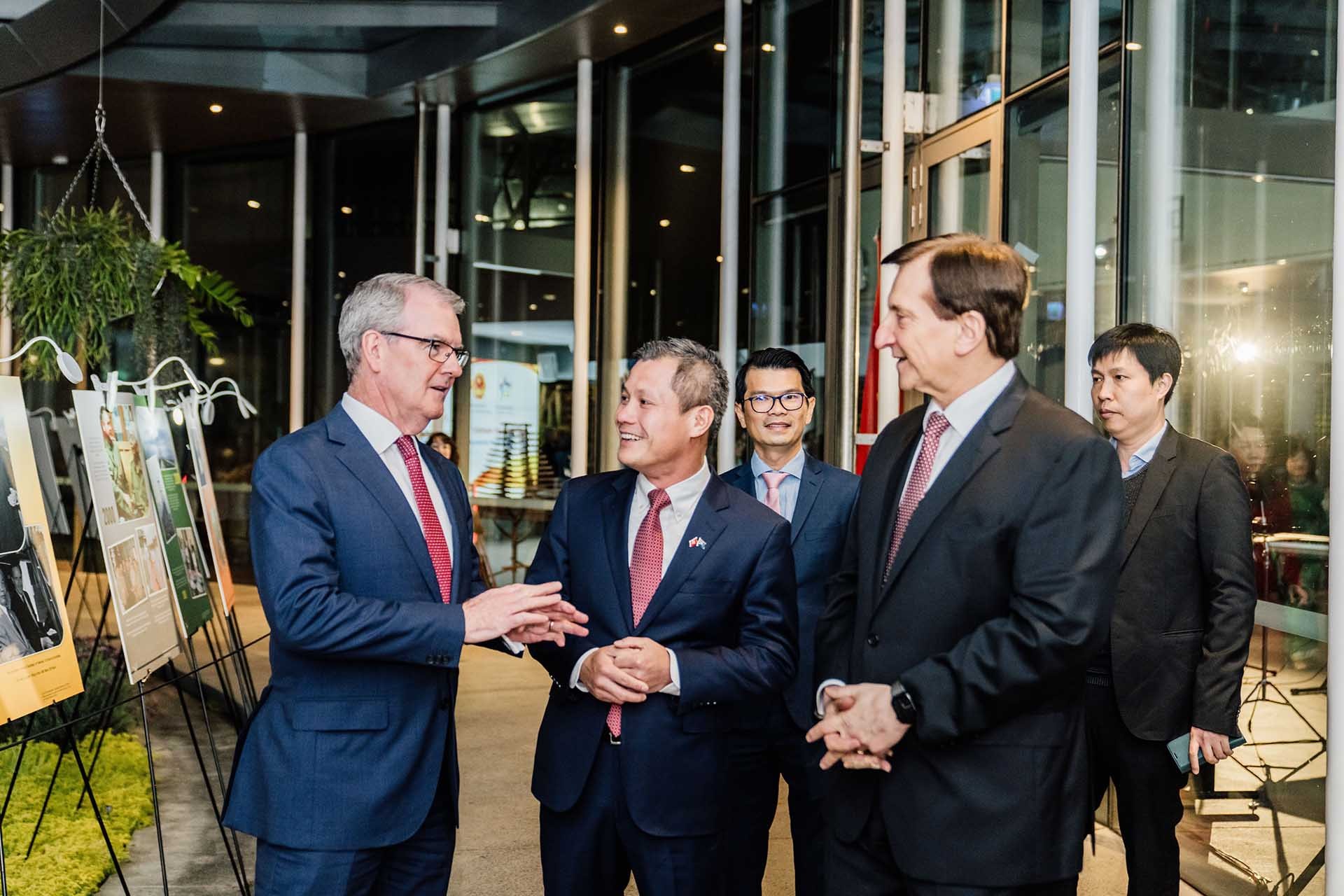 Tổng lãnh sự Nguyễn Đăng Thắng, Bộ trưởng Ron Hoenig (phải) và Bộ trưởng Michael Daley (trái) trao đổi khi xem triển lãm tranh về quan hệ Việt Nam-Australia.
